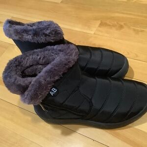 AB booties Sz 7 NEW